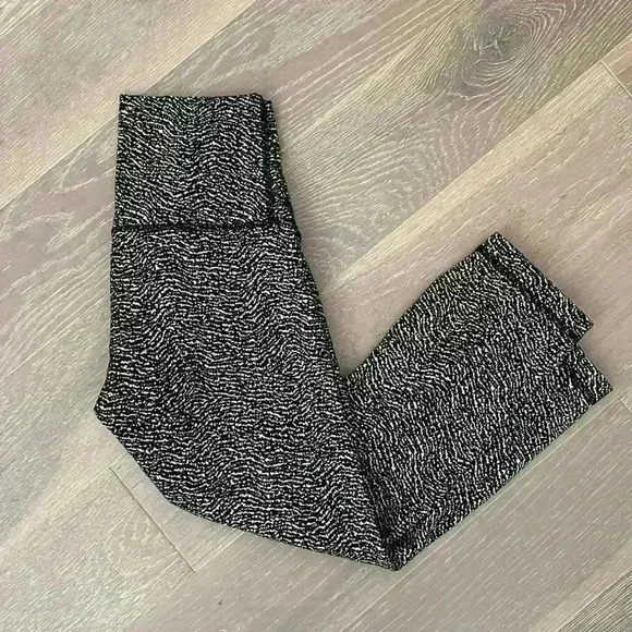 Lululemon Black & White Cropped Leggings - Picture 4 of 7